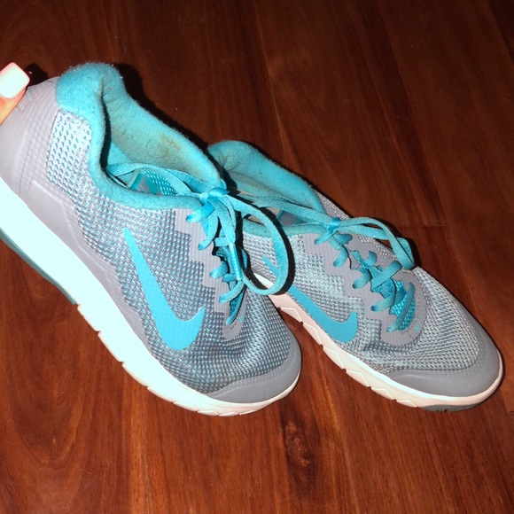 light blue nike tennis shoes